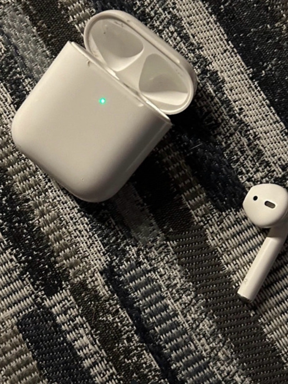 Apple AirPods – Right Earbud Only with Charging Case